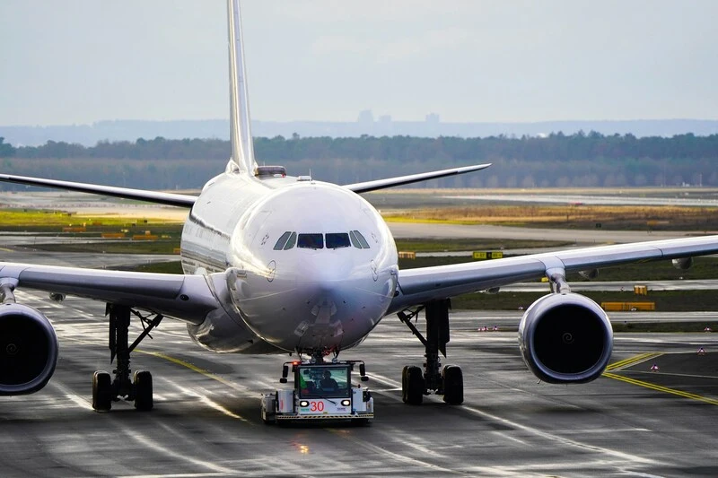 Opération de manutention autour d’un avion cargo sur une aire aéroportuaire